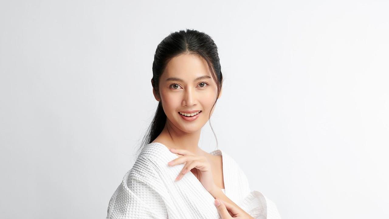 Skincare Malam 5 Menit, Cara Praktis Menjaga Kulit Tetap Kenyal saat Bangun Tidur