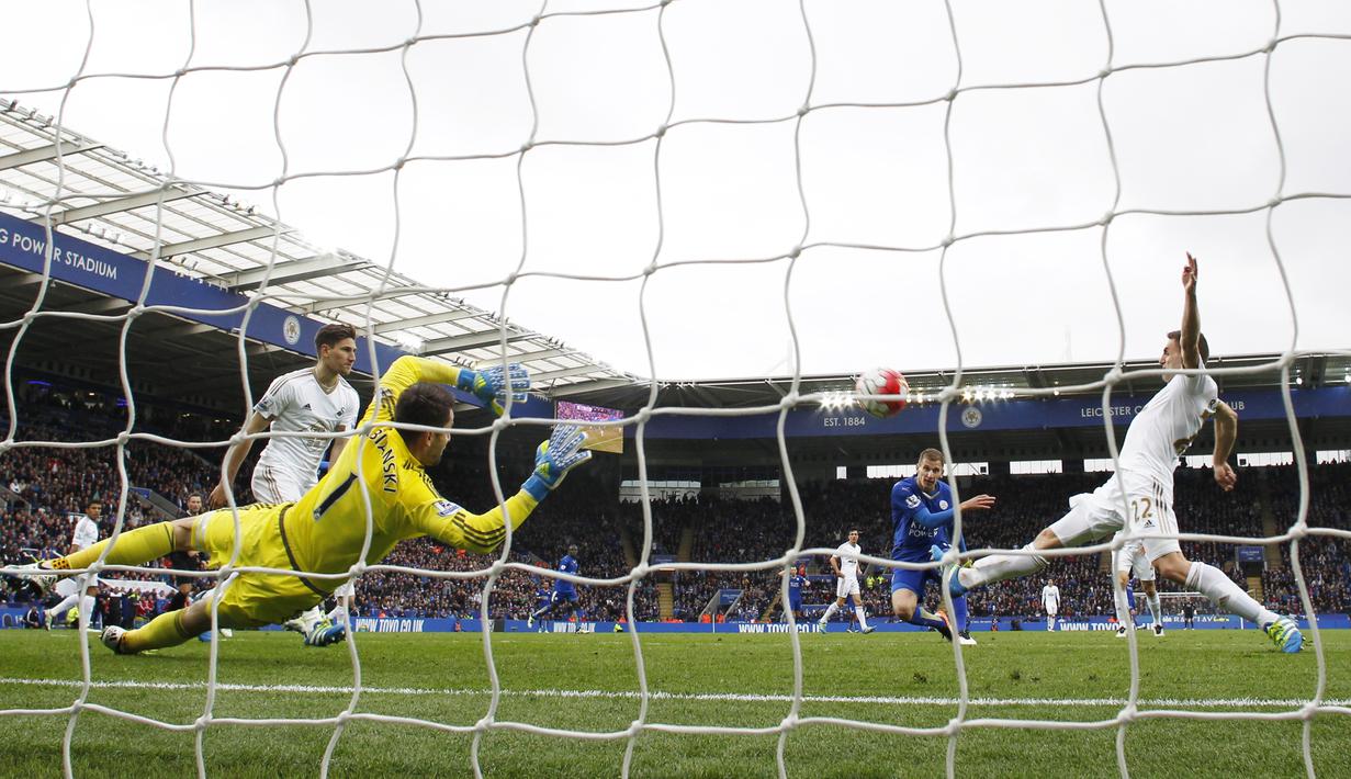 Pemain Leicester City, Marc Albrighton mencetak gol keempat ke gawang Swansea City dalam laga Liga Inggris di Stadion King Power, Minggu (24/4/2016) malam WIB. (Action Images via Reuters/Jason Cairnduff)