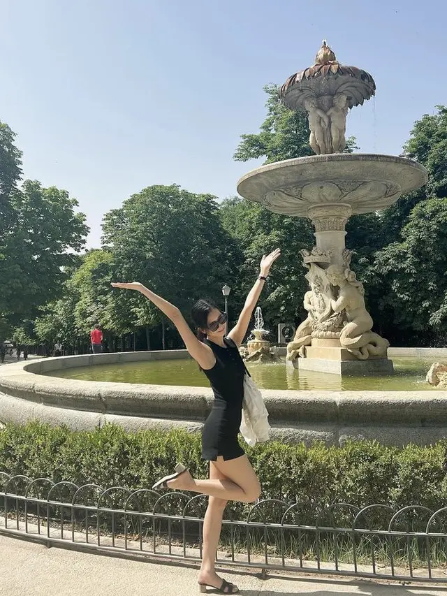 OOTD Jisoo BLACKPINK Saat di Spanyol, credit: @sooyaaa__