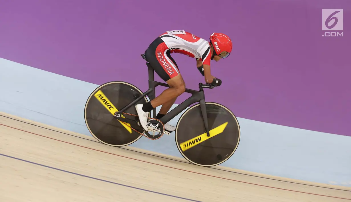 Pebalap sepeda Indonesia, M. Fadli Imammuddin   saat bertanding pada nomor 4000 meter individual pursuit C4, Jakarta Timur, Jumat (12/10). M. Fadli mengalahkan  pebalap Malaysia Mohd Najib dan Singh Harinder dari India. (Merdeka.com/Imam Buhori)