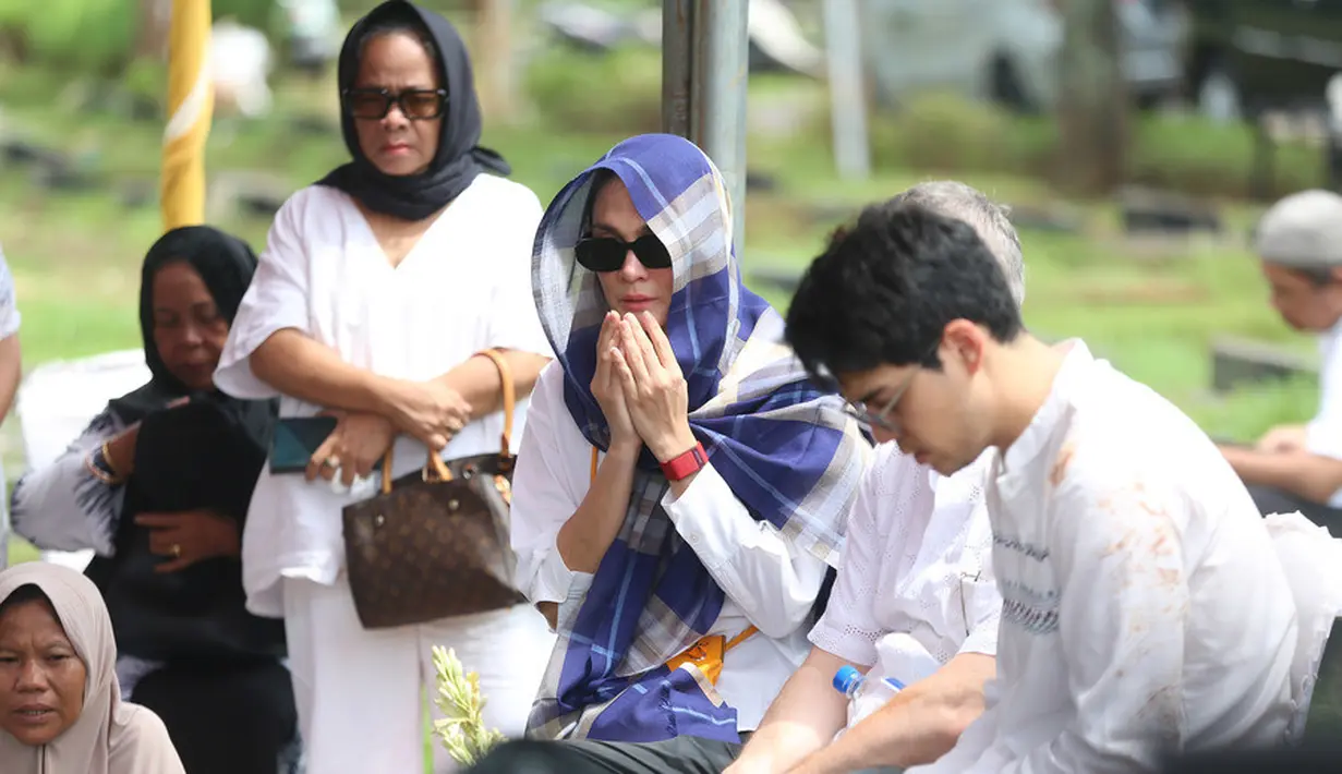 Usai pemakaman, Maxime menyampaikan kalau kini sudah ikhlas dengan kepergian wanita yang sudah melahirkannya itu. "Saya berterima kasih kepada keluarga dan teman-teman menghadiri (pemakaman) ibu saya, saya sangat berterima kasih," ucap Maxime Bouttier pada pelayat yang hadir. [KapanLagi.com/Budy Santoso]