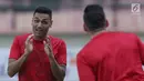 Pemain Persija, Jaimerson da Silva Xavier (kiri) berbincang dengan Marko Simic saat latihan jelang melakoni laga kedua semifinal Piala Presiden 2018 melawan PSMS di Stadion Manahan Solo, Jawa Tengah, Minggu (11/2). (Liputan6.com/Helmi Fithriansyah)