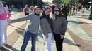Ketiganya terlihat menikmati momen di tempat ikonis tersebut. Dengan busana kasual seragam, mereka berfoto di depan gerbang Disneyland yang megah. Senyuman merekah di wajah ketiganya menunjukkan rasa syukur dan kebahagiaan.(Liputan6.com/IG/@ciamyayu_94)