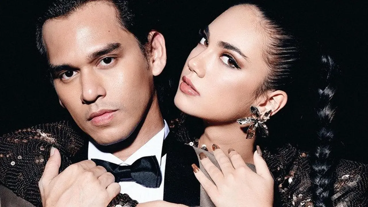 8 Gaya Pemotretan Terbaru Haico Van der Veken dan Rangga Azof, Tampil Mesra