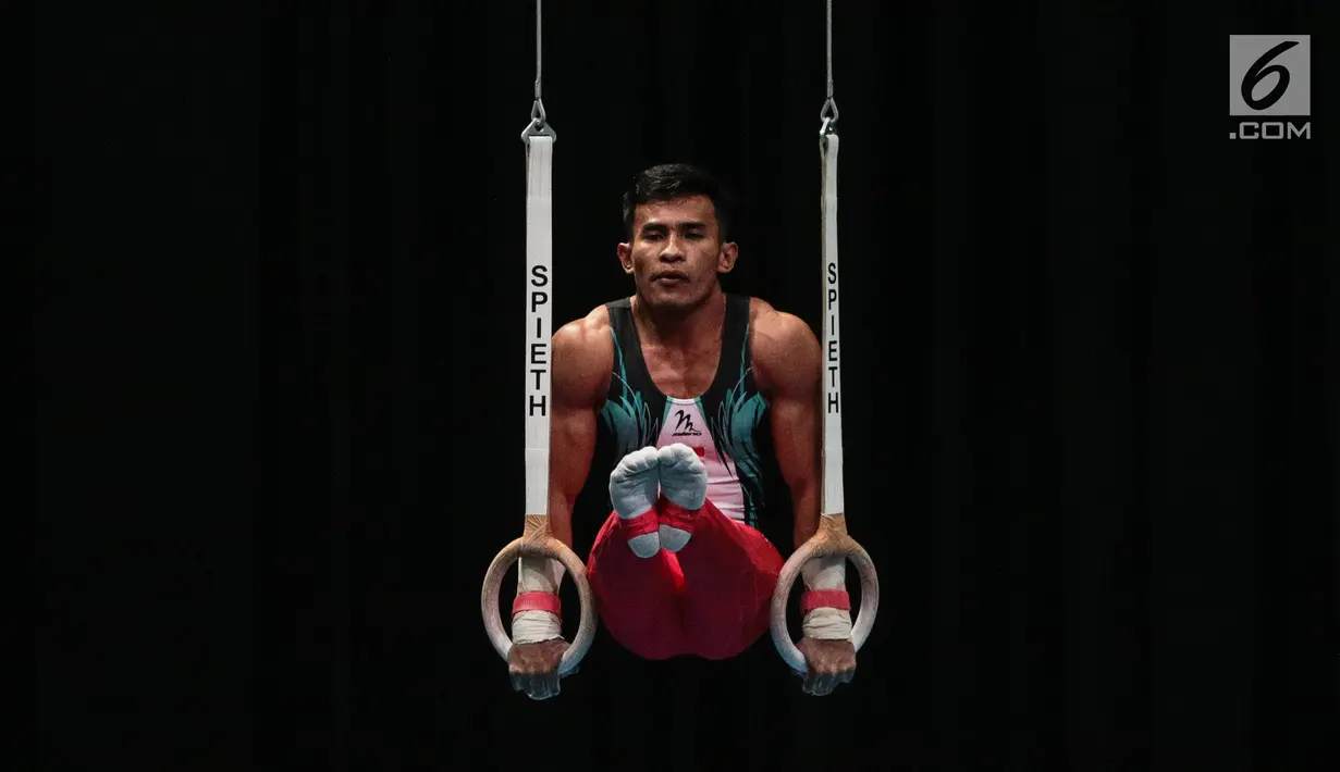 Atlet timnas Indonesia Dwi Samsul Arifin cabang olahraga senam artistik putra saat beraksi dalam Sea Games 2017 di Mitec, Kuala Lumpur, Malaysia, Selasa (22/8). Dwi berhasil mendapatkan medali perunggu dengan skor 13.100. (Liputan6.com/Faizal Fanani)