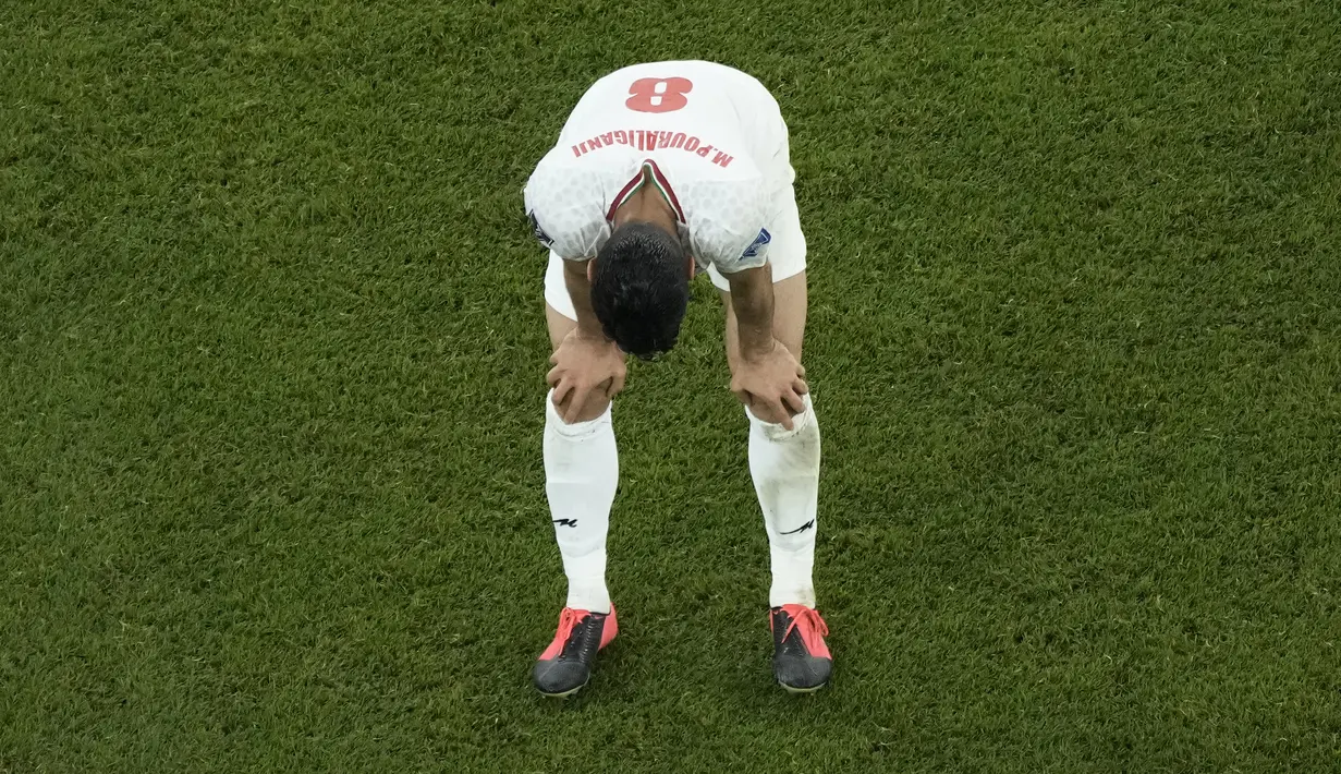 Bek Iran Morteza Pouraliganji bereaksi pada akhir laga pamungkas Grup B Piala Dunia 2022 di Stadion Al Thumama, Rabu (30/11/2022) dini hari WIB. Iran gagal ukir sejarah melaju ke babak 16 besar setelah kalah tipis 0-1 lawan Amerika Serikat. (AP Photo/Hassan Ammar)