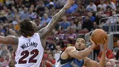 Pemain Minnesota Timberwolves Karl-Anthony Towns #32 berusaha melakukan tembakan saat dihadang pemain Miami Heat, Derrick Williams #22 pada laga NBA preseason basketball game di Louisville, (15/10/2016). (AP/Timothy D. Easley)