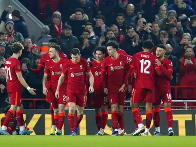 Pemain Liverpool Takumi Minamino (tengah kanan) merayakan dengan rekan satu timnya setelah mencetak gol ke gawang Norwich City pada pertandingan sepak bola Piala FA di Stadion Anfield, Liverpool, Inggris, 2 Maret 2022. Liverpool menang 2-1. (AP Photo/Jon Super)