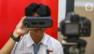 Siswa mengikuti perekaman data identitas retina mata saat perekaman KTP elektronik di SMAN 37 Jakarta, Tebet, Jakarta Selatan, Senin (6/5/2024). (Liputan6.com/Angga Yuniar)