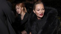 Rosé 'BLACKPINK' merupakan salah satu tamu undangan yang hadir di Paris Fashion Week khusus untuk menonton fashion show YSL Womenswear Spring/Summer 2023. Di foto ini ia duduk bersama model kondang Kate Moss. (Photo by Vianney Le Caer/Invision/AP)