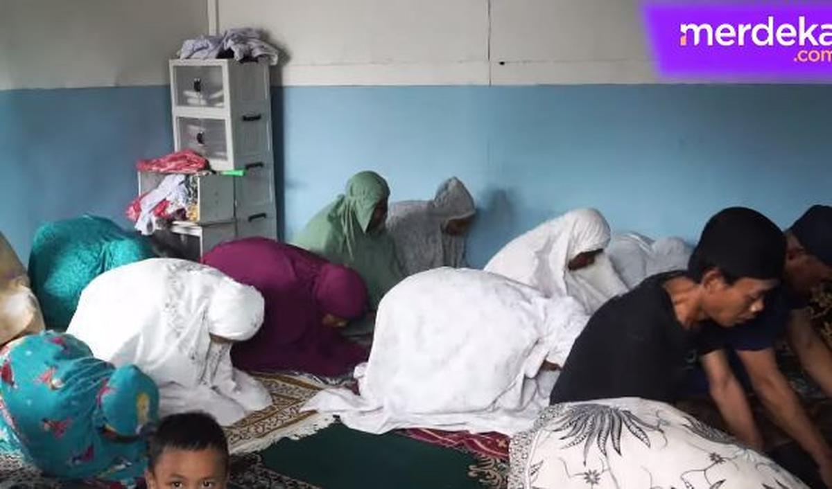 Bahkan di bulan suci Ramadan, warga justru kian berbondong-bondong menjemput berkah lewat salat berjamaah.