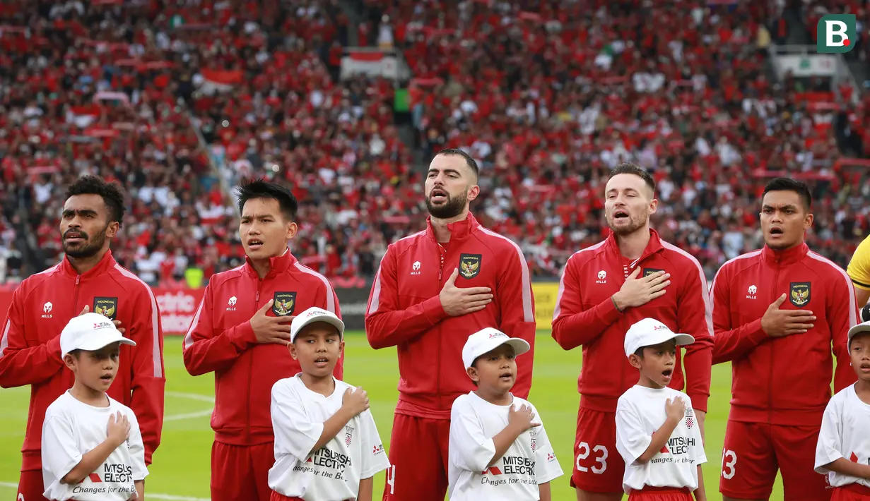 Para pemain Timnas Indonesia berbaris menyanyikan Lagu Kebangsaan Indonesia Raya sebelum dimulainya laga matchday ketiga Grup A Piala AFF 2022 menghadapi Thailand di Stadion Utama Gelora Bung Karno, Senayan, Jakarta, Kamis (29/12/2022) sore WIB. (Bola.com/M Iqbal Ichsan)