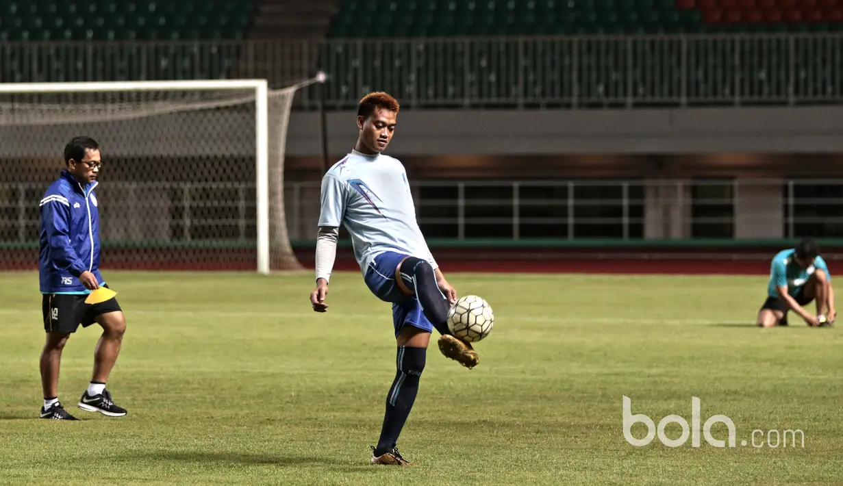 Kiper Arema FC, Kurnia Meiga berlatih mengontrol bola pada sesi latihan tim Singo Edan jelang Babak Final Piala Presiden 2017 di Stadion Pakansari, Bogor, Jumat (10/3/2017). (Bola.com/Nicklas Hanoatubun)