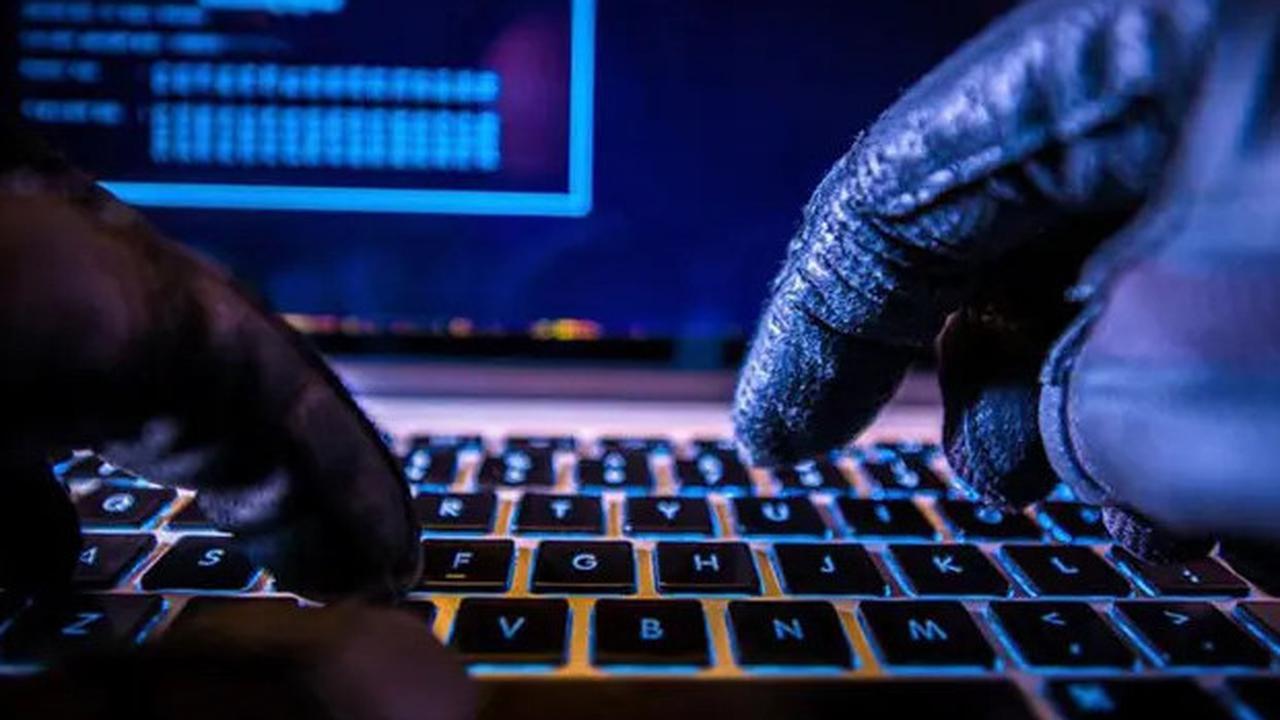Server Microsoft Dibobol Hacker, Data 400 Perusahaan Terancam!
