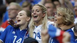Fans Islandia bernyanyi menantikan laga timnya melawan Prancis pada babak perempat final Piala Eropa 2016 di Stade de France, Saint-Denis, Prancis, (3/7/2016). (REUTERS/Carl Recine)
