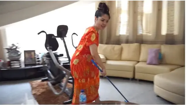 Uniknya, di ruang tengah kediaman Tina Toon terdapat alat olahraga.