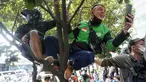 Parade 20 pembalap dari 4 kelas yang mempromosikan ajang MotoGP Mandalika 2022 mendapat antusiasme tinggi dari para warga di sekitaran Istana Merdeka menuju Hotel Kempinski dekat Bundaran Hotel Indonesia, Rabu (16/3/2022). Berikut gambaran antusiasme mereka. (Bola.com/Bagaskara Lazuardi)