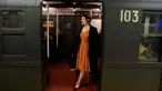 Seorang wanita berdiri sambil menaiki Kereta Nostalgia Liburan di New York, Amerika Serikat pada Minggu 8 Desember 2024. (TIMOTHY A. CLARY/AFP)