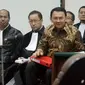 Gubernur DKI Jakarta nonaktif, Basuki T Purnama bersama kuasa hukumnya menjalani persidangan Lanjutan di Kementan, Jakarta Selatan, Selasa (17/1). Sidang ke-6 mendengarkan empat keterangan saksi dari pihak penuntut umum. (Liputan6.com/Resa Esnir/Pool)