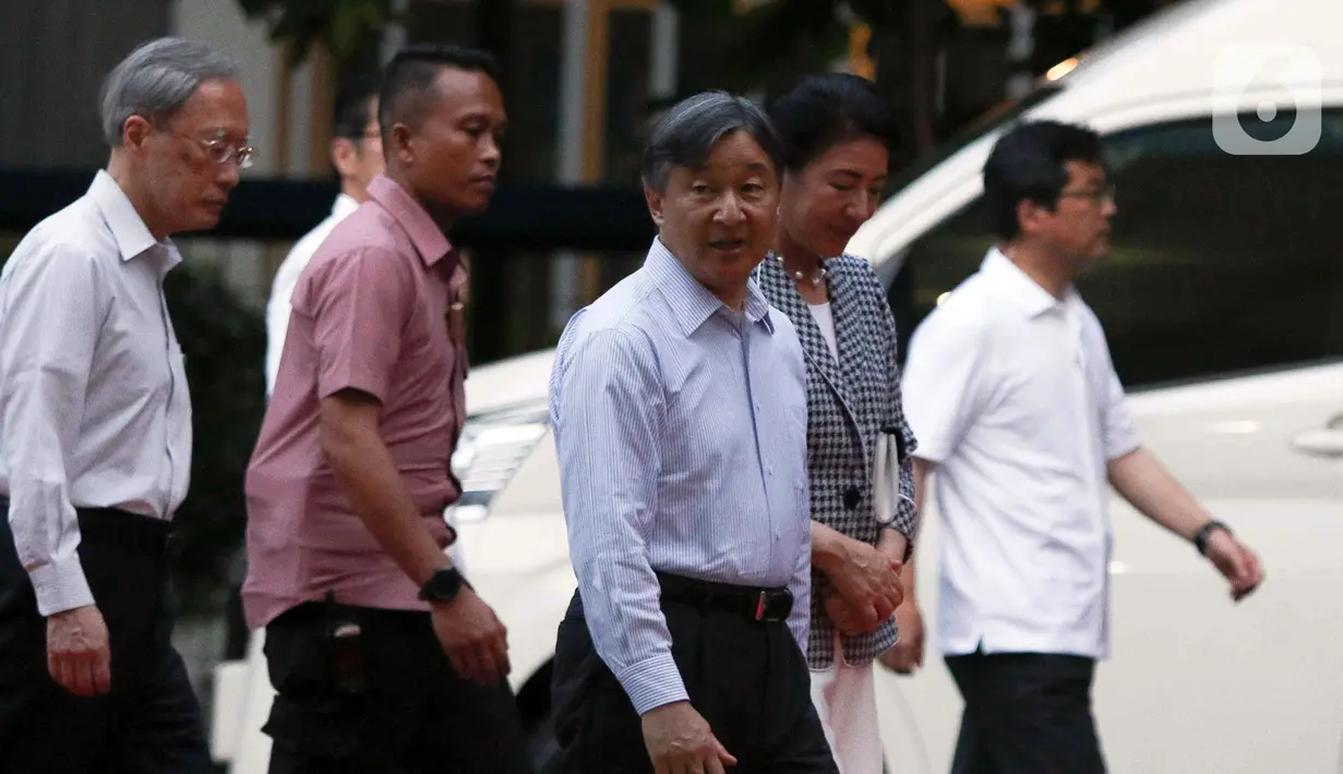 Dalam kunjungannya, Kaisar Naruhito meninjau salah satu ruang pratek mobil yang ada di SMK Mitra Industri M2100. (Liputan6.com/Herman Zakharia)