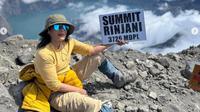 Atiek CB Taklukkan Puncak Gunung Rinjani di Usia 62 Tahun, Sempat Tengok Lokasi Jatuhnya Juliana Marins.&nbsp; (dok.Instagram @atiek.cb.real/https://www.instagram.com/p/DMAvbtnyIoV/)
