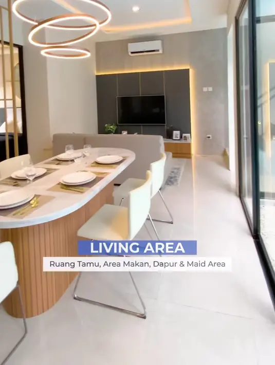 Masuk ke bagian dalam, terdapat ruang tamu yang memanjang, dilengkapi sofa, TV dan meja makan di belakangnya. (© instagram.com/grandwisata.sinarmasland)