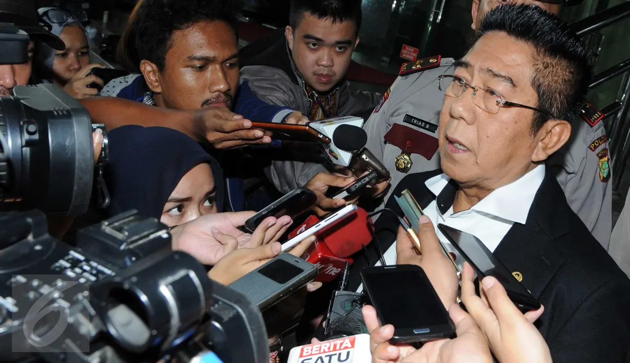 Anggota DPR Fraksi PDIP Henry Yosodiningrat   menjawab pertanyaan wartawan di Gedung KPK, Jakarta, Jumat (12/2). Salah satu tanah dari korupsi aset Pemrov DKI Jakarta tersebut dimiliki PT Jaya Ancol dan PD Pasar Jaya. (Liputan6.com/Helmi Afandi)