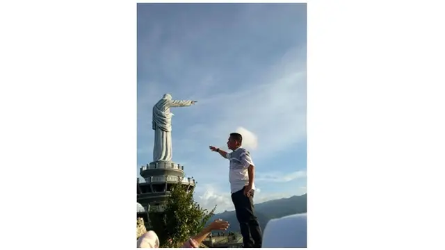 Editan Foto Pria Sentuh Tangan Patung Ini Kocak Banget
