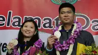 Praveen Jordan dan Debby Susanto menebar senyum saat menemui wartawan di Bandara Soekarno-Hatta,Tangerang, Rabu (16/3/2016). (Bola.com/Nicklas Hanoatubun)