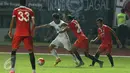 Gelandang Timnas Indonesia U-22, Hanif Abdurrauf Sjahbandi (kedua kiri) berebut bola dengan Rohit Chand (Persija) saat laga uji coba di Stadion Patriot Candrabhaga, Bekasi, Rabu (5/4). Laga berakhir imbang 0-0. (Liputan6.com/Helmi Fithriansyah)