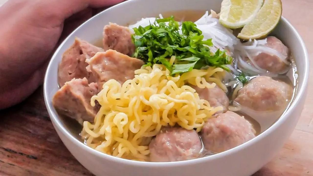 Warung makan Mak Tam menyediakan minuman susu racik serta makanan seperti bakmi, bakso, mie ayam, mie ramen, dan dimsum, serta gelato yang diproduksi sendiri oleh Ilham.&nbsp;