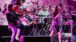 Aksi panggung band Barasuara  pada Tamagochill festival yang bertajuk it’s time to go chill di Tennis Indoor Senayan, Jakarta, Jumat (22/11/2019). Dalam penampilannya mereka membawakan sejumlah lagu tenarnya seperti Sendu Melagu, Mengunci Ingatan, dan Bahas Bahasa. (Liputan6.com/Faizal Fanani)