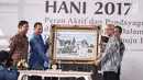 Kepala BNN, Komjen Pol Budi Waseso bersama Menko Polhukam Wiranto memberikan prangko edisi HANI 2017 dalam peringatan HANI di Plaza Tugu Api Pancasila, Taman Mini Indonesia Indah, Jakarta, Kamis (13/7). (Liputan6.com/Faizal Fanani)