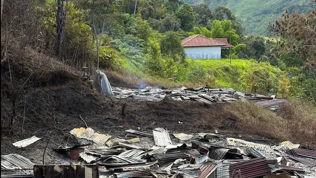 Kelompok Kriminal Bersenjata di Papua membakar bangunan SMP Negeri Kiwirok di Desa Sopamikma, Distrik Kiwirok, Kabupaten Pegunungan Bintang. (Dok: Polri)