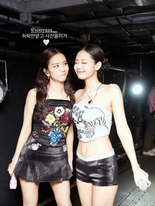 <p>Jennie juga mengunggah foto di belakang panggung saat Jisoo menatapnya dengan ekspresi yang aneh. "Posting photos without permission," tulis Jennie. (Foto: Instagram/ jennierubyjane)</p>