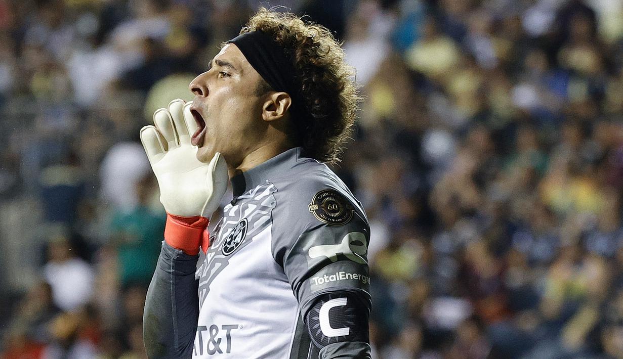 Guillermo Ochoa. Kiper asal Meksiko berusia 36 tahun ini kini menjalani musim ke-3 bersama klub masa kecil dan pertamanya Club America di Liga Meksiko. Sebelumnya mulai 2011/2012 hingga 2018/2019 ia sempat berseragam Ajaccio, Malaga, Granada, dan Standard Liege. (AFP/Getty Images/Tim Nwachukwu)