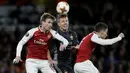 Striker CSKA Moscow, Pontus Wernbloom, duel udara dengan bek Arsenal, Nacho Monreal dan Laurent Koscielny, pada laga perempat final Liga Europa, di Stadion Emirates, Kamis (5/4/2018).  Arsenal menang 4-1 atas CSKA Moscow. (AP/Tim Ireland)