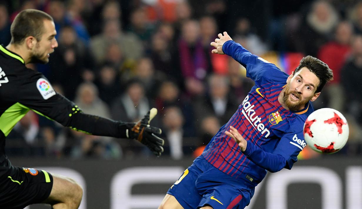 Kiper Espanyol, Pau Lopez berusaha memblokir tendangan pemain Barcelona, Lionel Messi pada laga leg kedua perempat final Copa del Rey di Camp Nou, Kamis (25/1). Barcelona memetik kemenangan dua gol tanpa balas atas lawannya. (AFP PHOTO/LLUIS GENE)