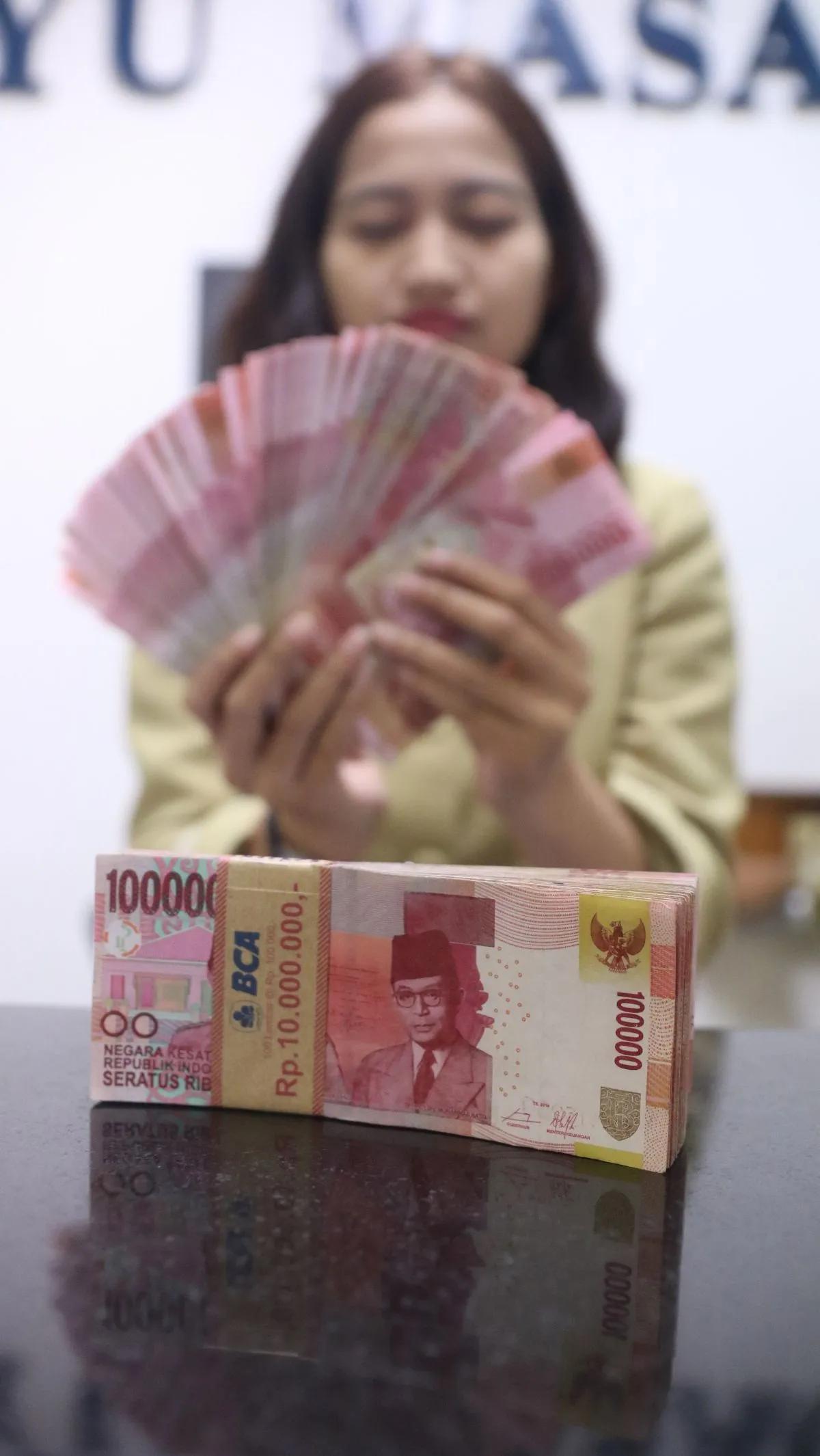 Dari sisi pertumbuhan, pendapatan negara ini tumbuh sebesar 3,1 persen dibandingkan periode yang sama tahun 2022 lalu.