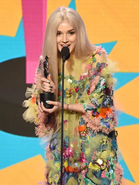 Ekspresi Poppy saat mendapat penghargaan Streamy Awards 2017 di The Beverly Hilton Hotel, California (26/9). Penyanyi pendatang Baru yang dikenal dengan sebutan That Poppy ini hadir dengan terkurung di dalam kotak kaca. (Kevin Winter/Getty Images/AFP)