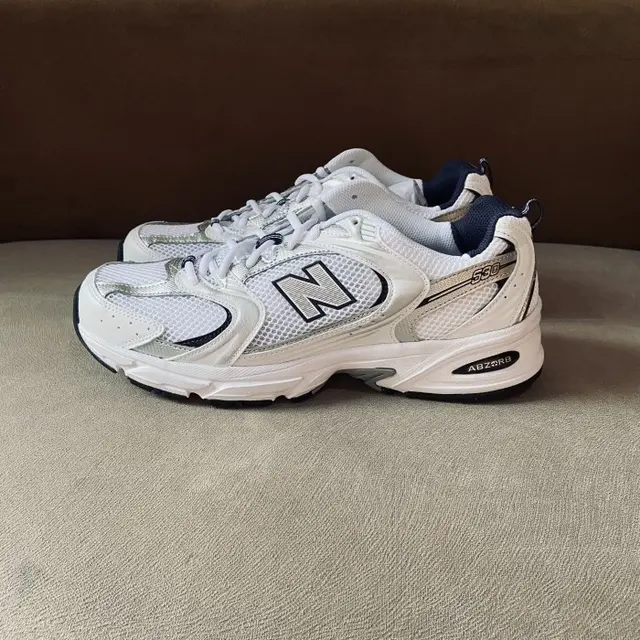 Rekomendasi Sneakers yang Lagi Tren, Pasti Bikin Penampilan Jadi Makin Kece!