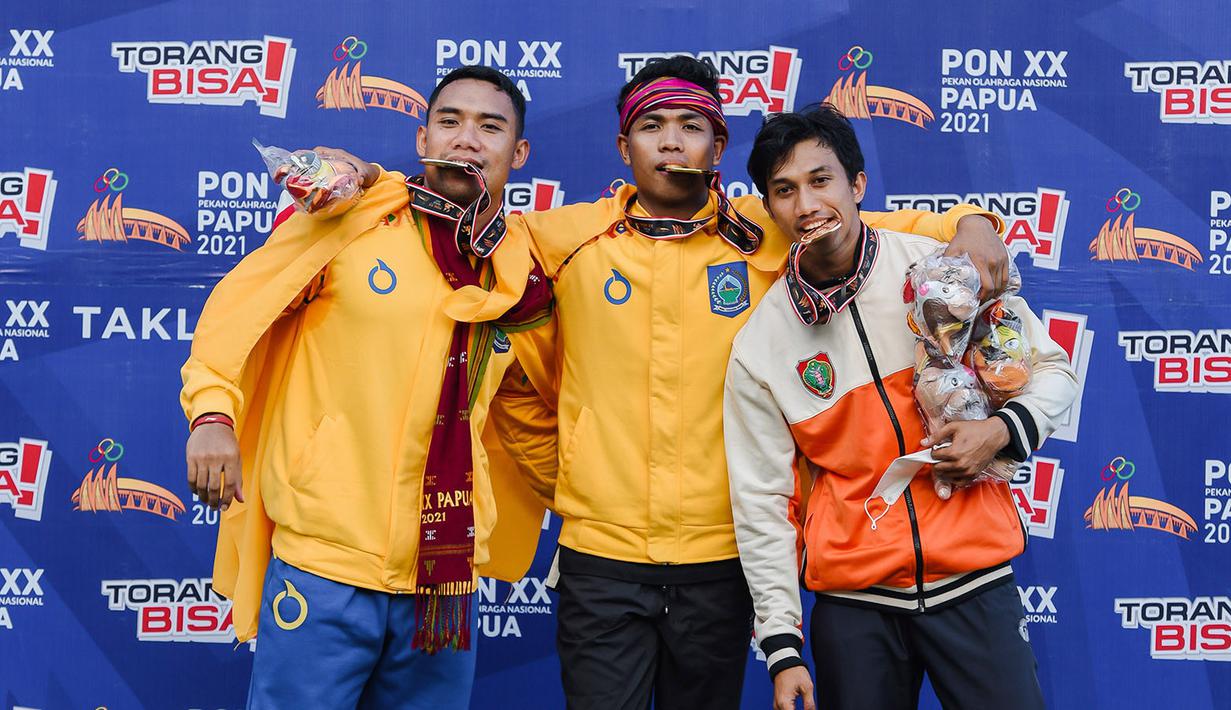 Sprinter Nusa Tenggara Barat Lalu Mohammad Zohri (tengah) bersama sprinter lainnya yaitu sprinter NTB Sudirman Hadi (kiri) dan sprinter Kalteng Eko Rimbawan menerima medali nomor lari 100 meter PON XX Papua (Foto: PB PON XX PAPUA 2021/Rommy Pujianto)
