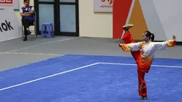 Atlet Wushu Indonesia, Alisya Mellynar saat bertanding dalam cabang olahraga Wushu nomor Taolu Tajiquan Wanita SEA Games 2021 yang berlangsung di Cau Giay Gymnasium, Hanoi, Sabtu (14/5/2022). Ia berhasil meraih medali emas setelah mengumpulkan skor 9,71. (Bola.com/Ikhwan Yanuar)