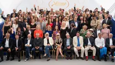 Para pemain film dan sutradara berpose bersama saat menghadiri Festival Film Cannes ke-70 di Perancis, Selasa (23/5). Festival Film Cannes adalah salah satu festival film paling bergengsi di dunia. (Arthur Mola/Invision/AP)