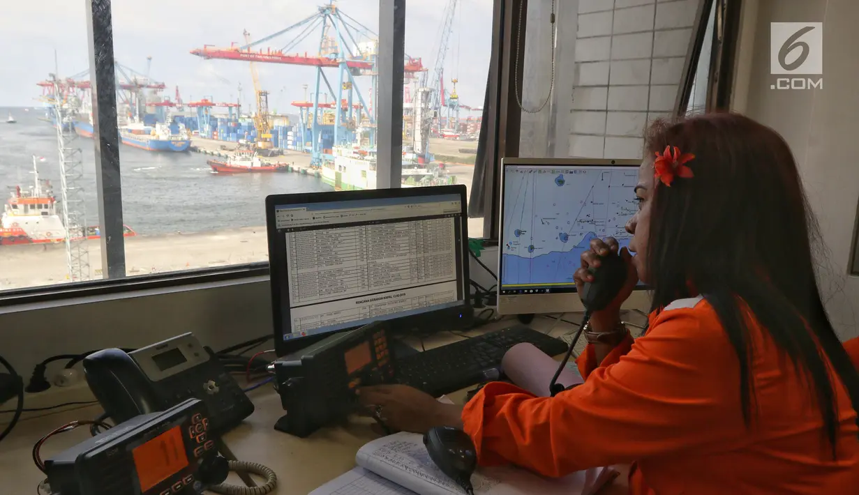 Pekerja IPC menjelaskan sistem penerapan aplikasi MOS pelayanan kapal pandu atau tunda di Pelabuhan Tanjung Priok, Jakarta, Selasa (12/2). PT Pelindo II mulai menerapkan pelayanan aplikasi MOS. (Liputan6.com/Johan Tallo)