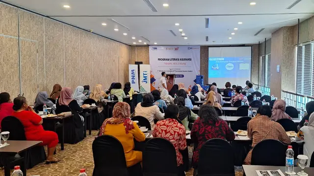 PT BRI Asuransi Indonesia mengenalkan manfaat asuransi kerugian pada pengusaha ultra mikro yang tergabung dalam program PNM Mekaar. (Dok BRINS)