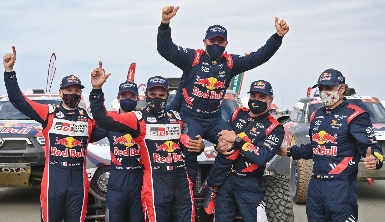 Pereli asal Prancis, Stephane Peterhanse, bersama timnya merayakan juara Reli Dakar 2021 di Arab Saudi, Jumat (15/1/2021). Stephane Peterhanse berhasil menambah rekor juaranya menjadi 14 kali juara Reli Dakar. (AFP/Franck Fife)