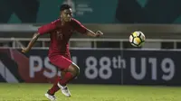 Striker Timnas Indonesia, Rafli Mursalim, mengejar bola saat melawan Thailand pada laga PSSI 88th U-19 di Stadion Pakansari, Jawa Barat, Minggu (23/9/2018). Kedua negara bermain imbang 2-2. (Bola.com/Vitalis Yogi Trisna)
