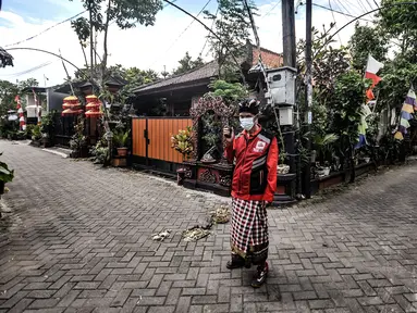 Puryanto (50) yang bertugas sebagai pecalang menjaga perayaan Hari Raya Nyepi di Kampung Bali, Harapan Jaya, Bekasi, Jawa Barat, Minggu (14/3/2021). Perayaan Hari Nyepi di Kampung Bali Bekasi berjalan khidmat meski warga di kawasan ini tidak seluruhnya umat Hindu. (merdeka.com/Iqbal S. Nugroho)