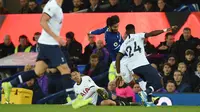 Gelandang Everton Andre Gomes (tengah) ditekel striker Tottenham Hotspur Son Heung-min pada pertandingan Liga Inggris di Goodison Park, Liverpool, Inggris, Minggu (3/11/2019). Tekel Son Heung-min menyebabkan Andre Gomes patah kaki. (Oli SCARFF/AFP)